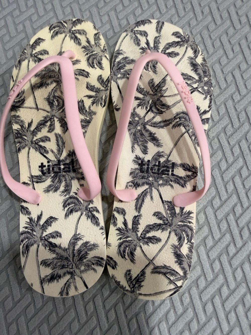 Tidal Palm  Tree Print Flip Flops Sandals with Pink Straps Size W8 Nade in USA